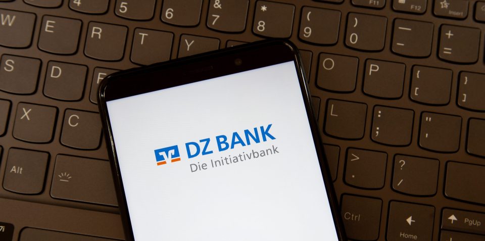 Das DZ Bank Logo auf einem Handy