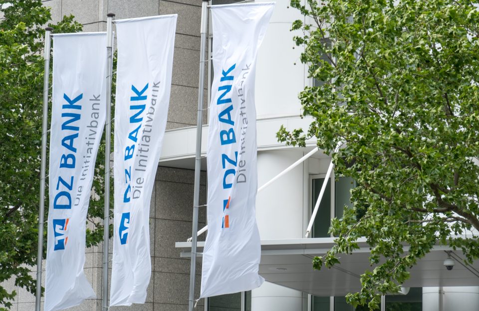Eingang der DZ Bank in Frankfurt