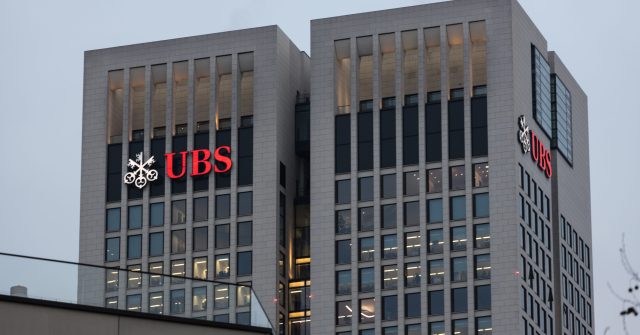 Der Opernturm mit UBS-Logo in Frankfurt