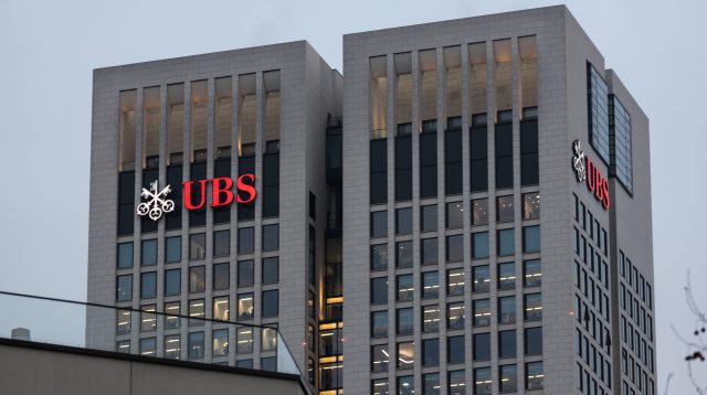 Der Opernturm mit UBS-Logo in Frankfurt