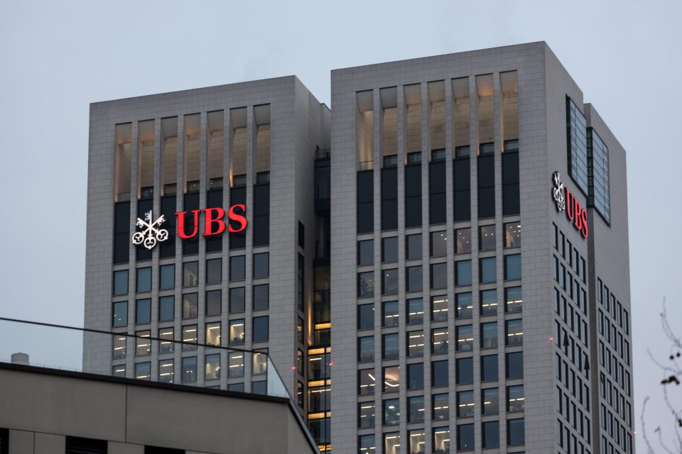 Der Opernturm mit UBS-Logo in Frankfurt
