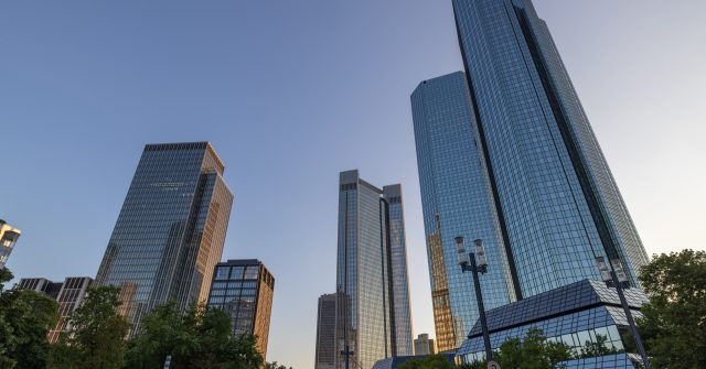 Die Skyline von Frankfurt am Main mit den Twin Towers, dem Trianonturm und dem Marienturm, in dem Goldman Sachs sitzt.