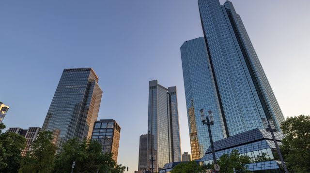 Die Skyline von Frankfurt am Main mit den Twin Towers, dem Trianonturm und dem Marienturm, in dem Goldman Sachs sitzt.