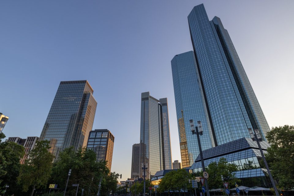 Die Skyline von Frankfurt am Main mit den Twin Towers, dem Trianonturm und dem Marienturm, in dem Goldman Sachs sitzt.