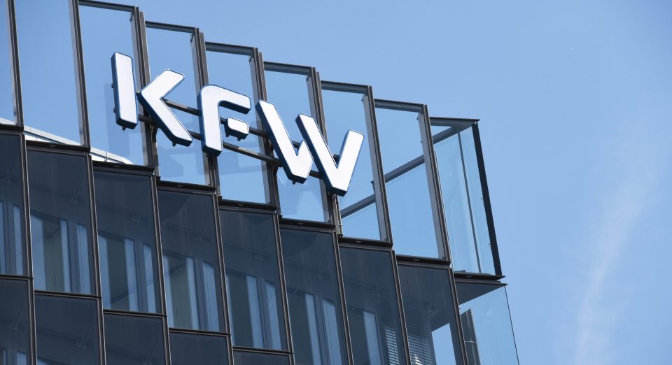 Logo der KFW an der Zentrale in Frankfurt am Main