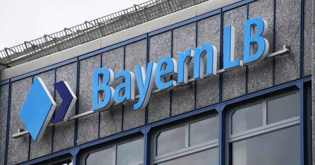 BayernLB Logo am Eingang der Zentrale in München