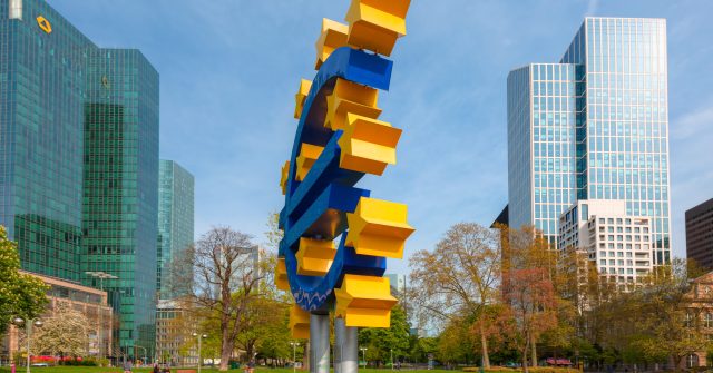 Euro-Skulptur am Frankfurter Willy-Brandt-Platz