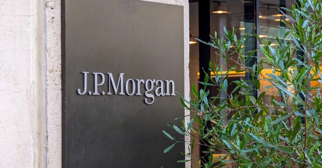 Paris, France - 22 novembre 2023: Enseigne à l'entrée du bâtiment de la banque J.P.Morgan, Place du Marché Saint-Honoré à Paris