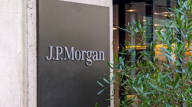 Paris, France - 22 novembre 2023: Enseigne à l'entrée du bâtiment de la banque J.P.Morgan, Place du Marché Saint-Honoré à Paris