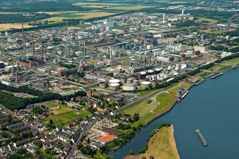 Luftaufnahme vom CHEMPARK Dormagen, wo unter anderem Bayer angesiedelt ist