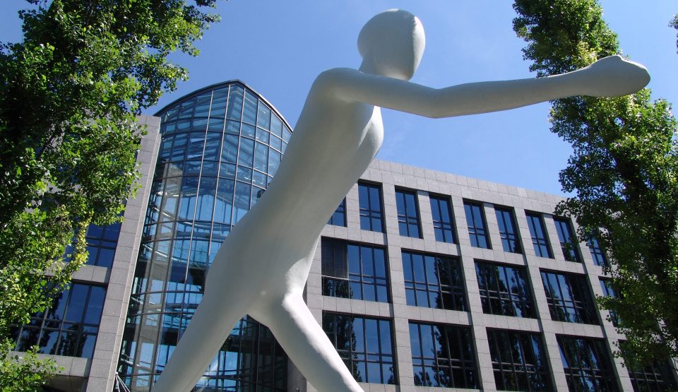 Walking Man, Skulptur von Jonathan Borofsky, vor dem Gebäude der Munich Re