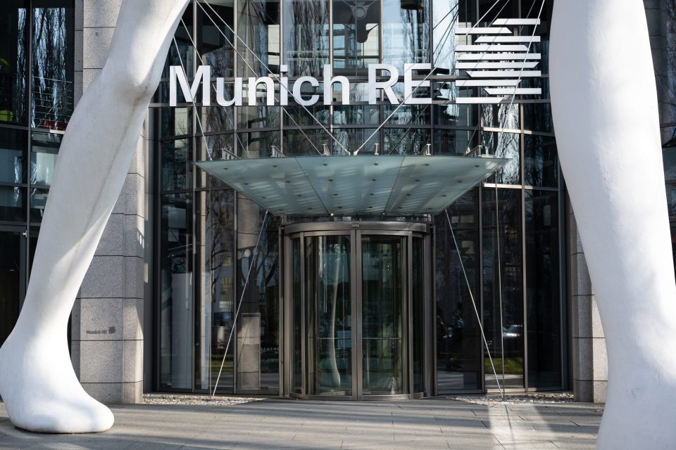 Eingang der Munich Re Zentrale in München