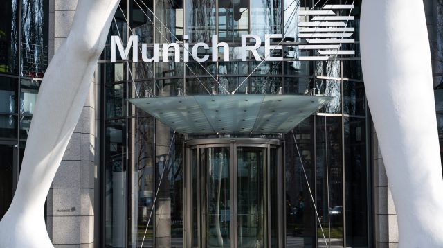 Eingang der Munich Re Zentrale in München