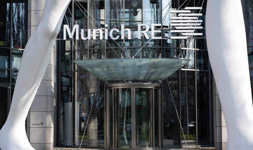 Eingang der Munich Re Zentrale in München