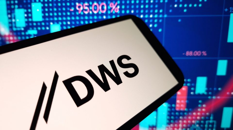 DWS Group Logo auf einem Smartphone