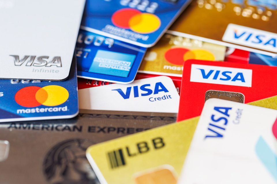 Verschiedene Kreditkarten von Visa, Mastercard und American Express