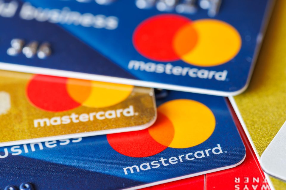 Verschiedene Kreditkarten von Mastercard