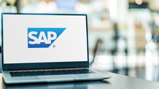 Laptop mit dem Logo von SAP.