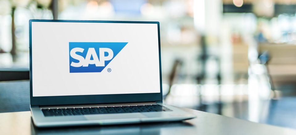Laptop mit dem Logo von SAP.