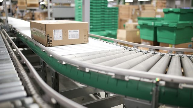 Fließband im Bechtle Logistikzentrums in Neckarsulm, Deutschland