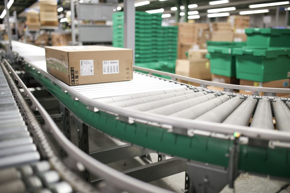 Fließband im Bechtle Logistikzentrums in Neckarsulm, Deutschland