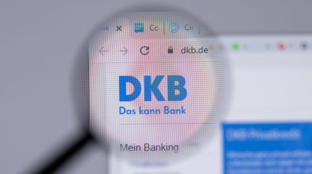 Nahaufnahme des DKB Logos auf der Webseite