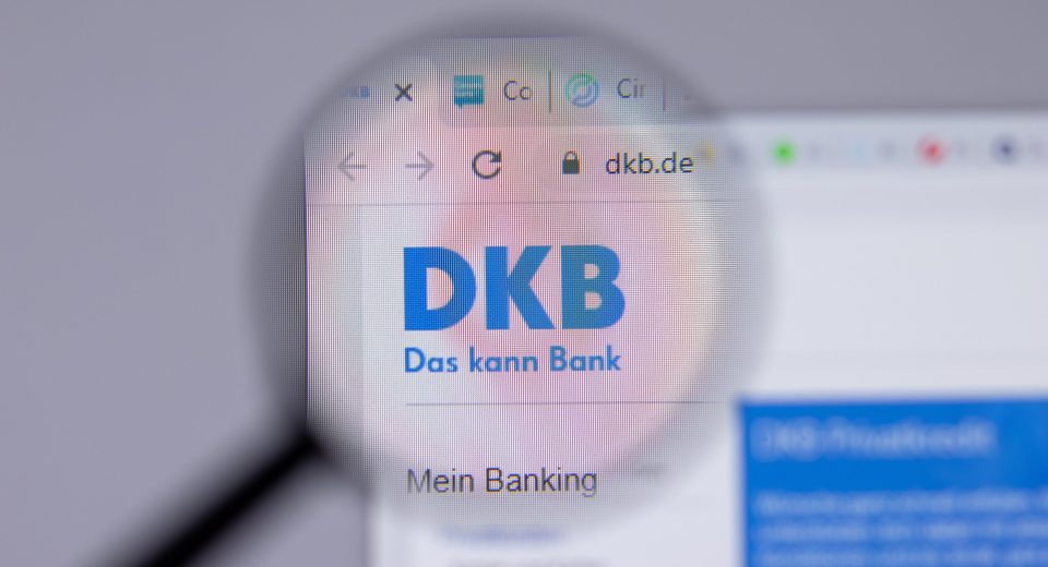 Nahaufnahme des DKB Logos auf der Webseite