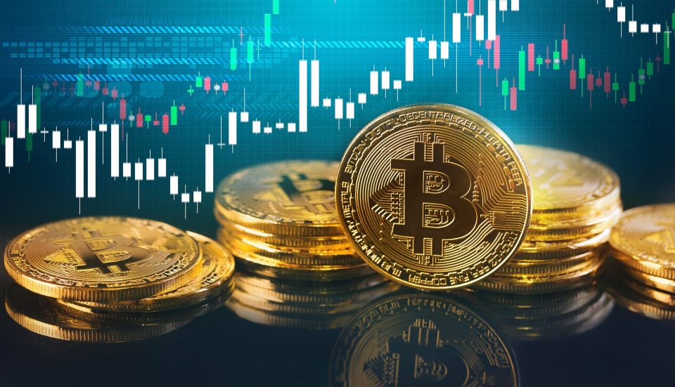 Kryptowährung Bitcoin, im Hintergrund der Kurs