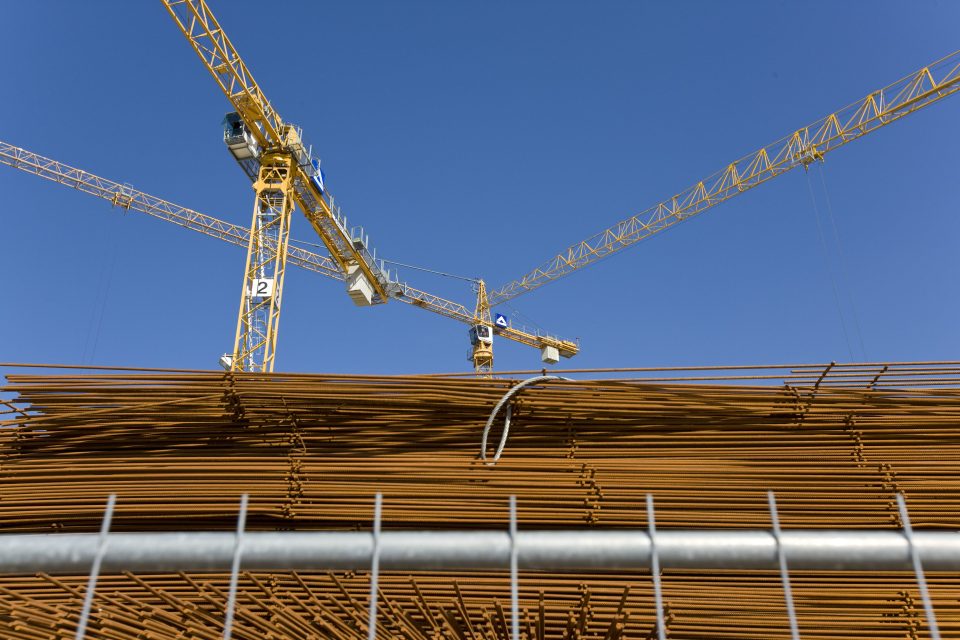 Kräne bei einer Hochtief-Baustelle