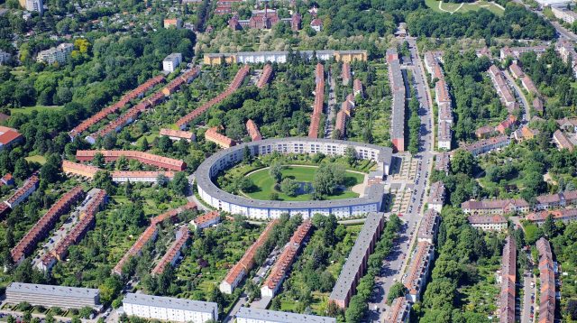 Das Deutsche Wohnen Quartier in der Hufeisensiedlung in Berlin, Deutschland