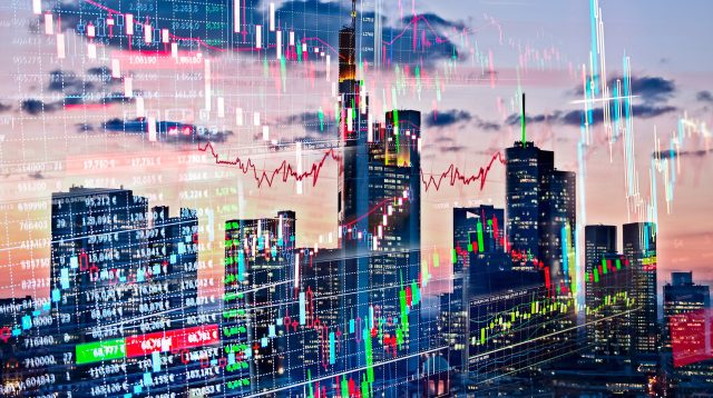 Aktienkurse; im Hintergrund ist Frankfurt zu sehen