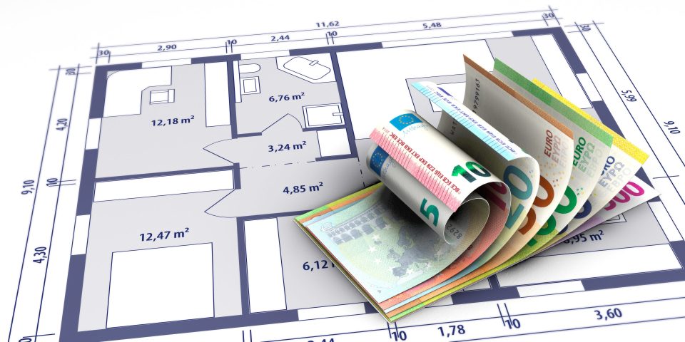 Geldscheine liegen auf einem Bauplan