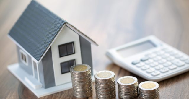 Haus, Münzen und Taschenrechner