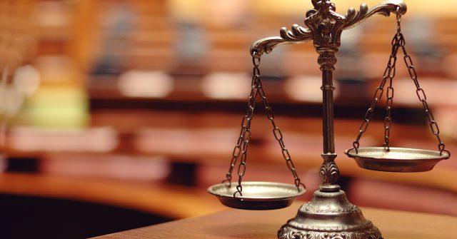Waage in einem Gerichtssaal