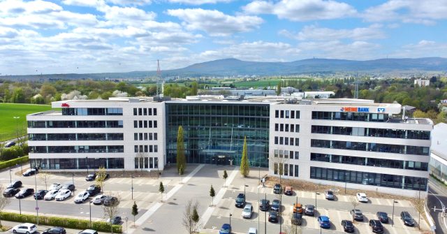 Die Raiffeisenbank im Hochtaunus in Bad Homburg verzeichnet nur geringe Einlagenabflüsse im Jahr 2024.