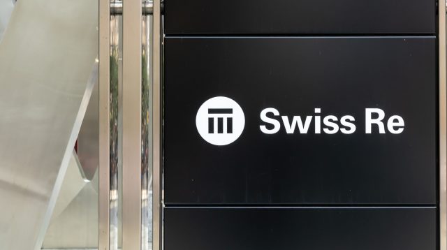 Swiss Re-Logo an einem kanadischen Standort