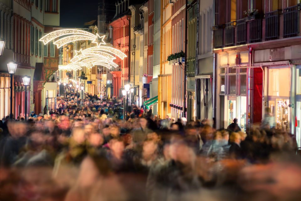 Shopping Gedränge in einer Einkaufsstraße