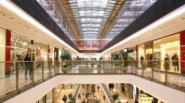 Passage im mehrstöckigen Einkaufszentrum