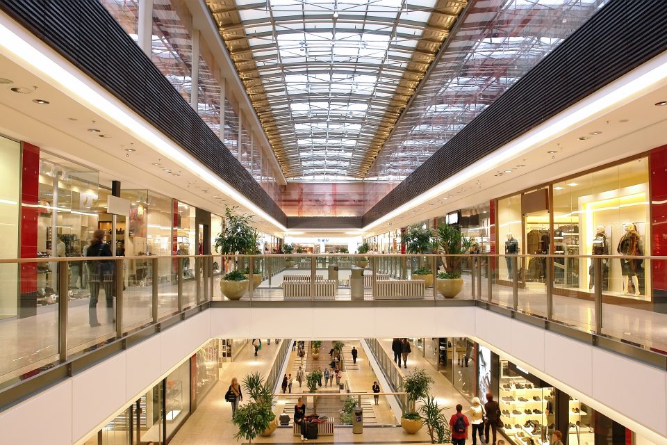 Passage im mehrstöckigen Einkaufszentrum