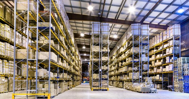 Moderne Lagerhalle von innen