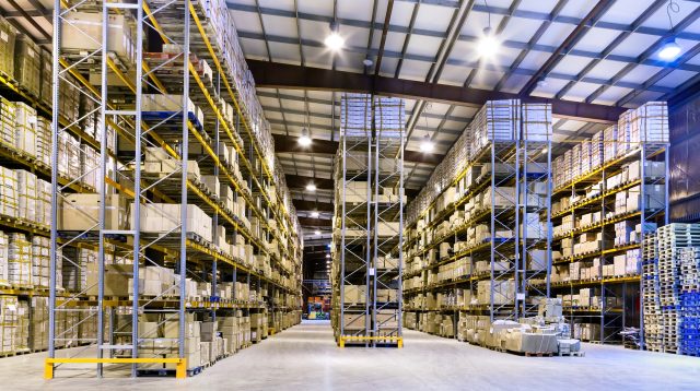 Moderne Lagerhalle von innen