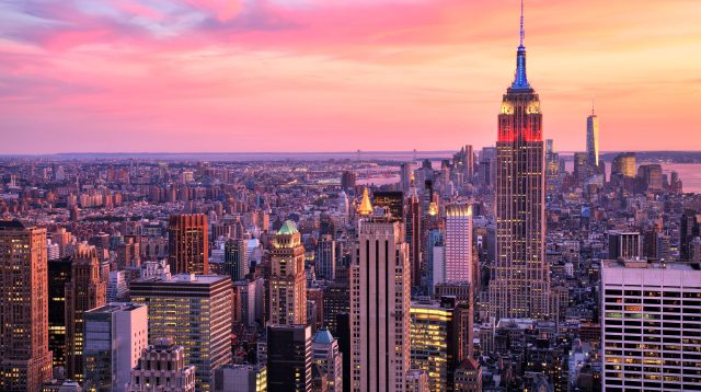 New York City Midtown mit Empire State Building bei herrlichem Sonnenuntergang