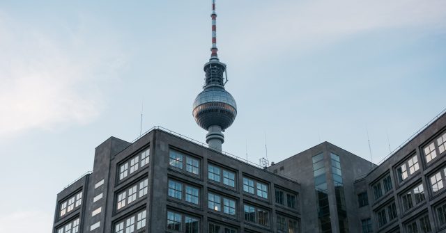 Fernsehturm in Berlin mit Bürogebäude im Vordergrund