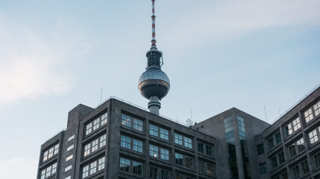 Fernsehturm in Berlin mit Bürogebäude im Vordergrund