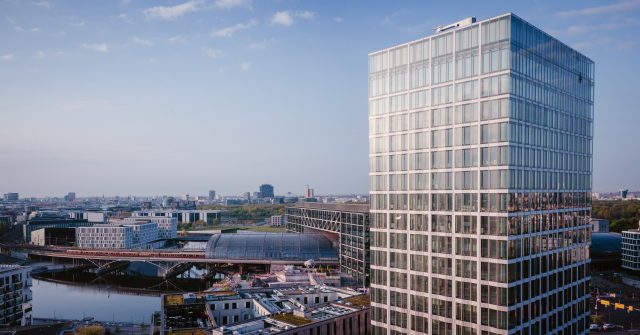 Stadtansicht von Berlin mit modernem Bürogebäude