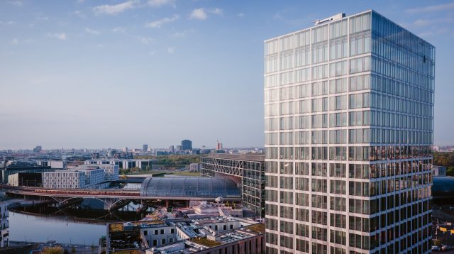 Stadtansicht von Berlin mit modernem Bürogebäude