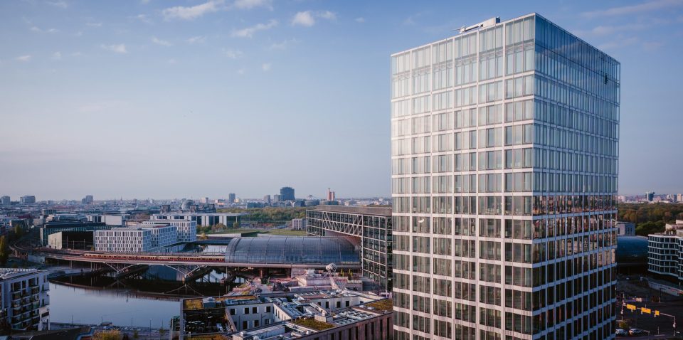 Stadtansicht von Berlin mit modernem Bürogebäude