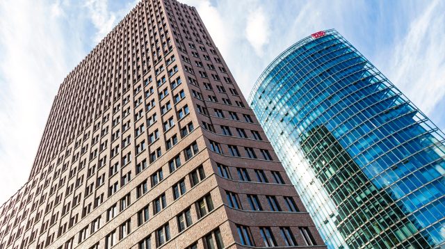 Kollhoff Tower (links) und Bahn Tower am Potsdamer Platz, Berlin, Deutschland