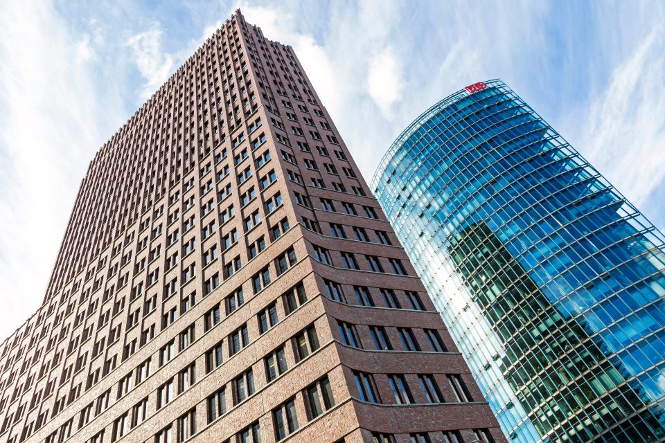 Kollhoff Tower (links) und Bahn Tower am Potsdamer Platz, Berlin, Deutschland