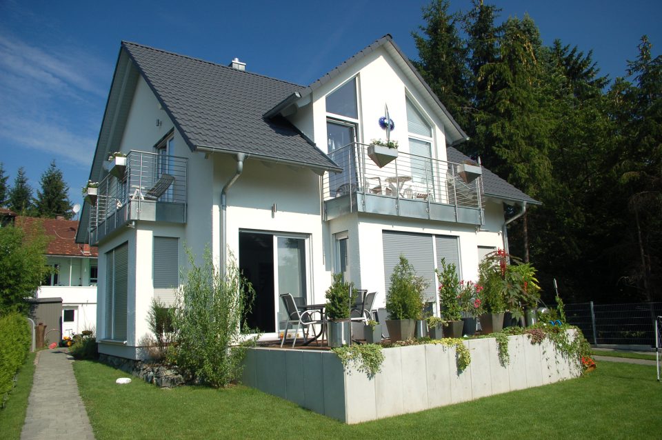 Ein Einfamilienhaus mit Garten